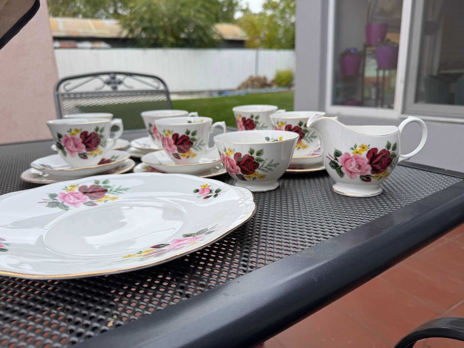 Винтидж английски порцеланов сервиз Gainsborough Bone China “Roses”