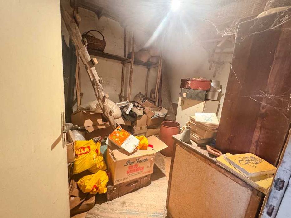 Kъща с 3 спални, гараж и стопански постройки в живописното село Червен