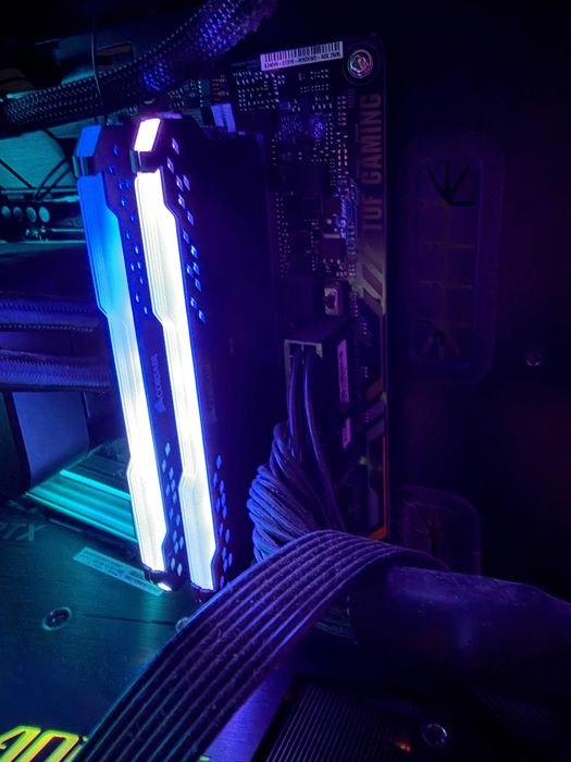 Corsair VENGEANCE RGB PRO, 32GB (2x16GB) DDR4 + Intel i7-9700k