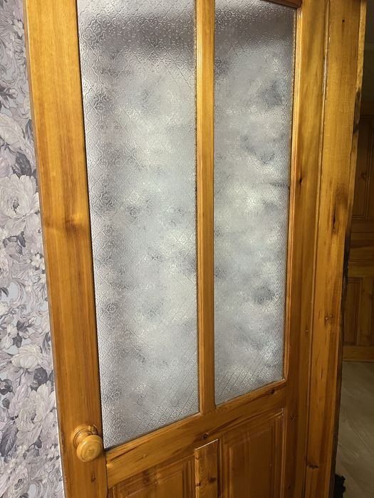 Деревянные двери со стеклом