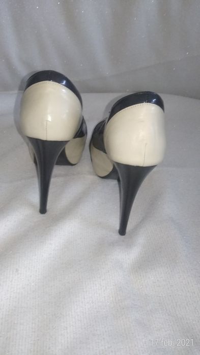 Pantofi din lac negru cu bej