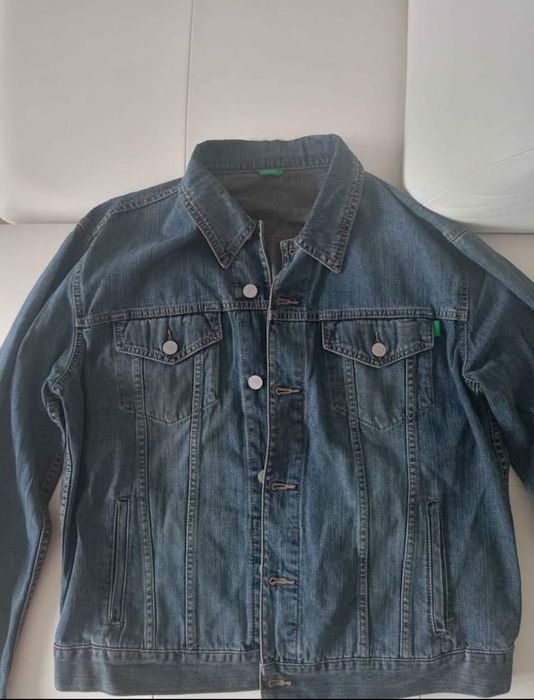 Vând geaca de blugi Benetton, produs de calitate superioara mărimea L.