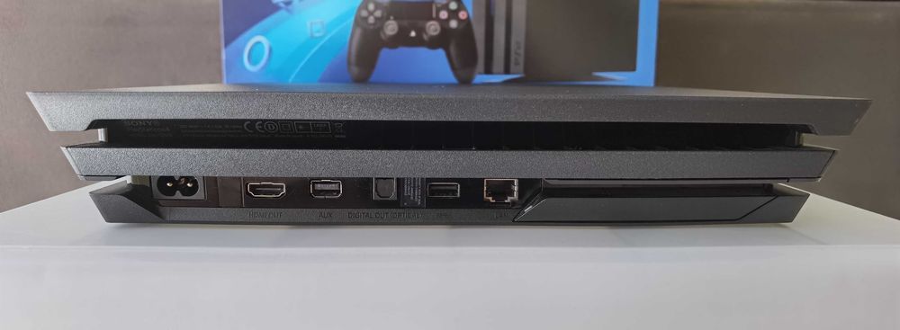 Конзола PS4 Pro с два оригинални джойстика