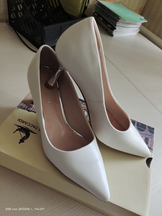 Продам туфли белые