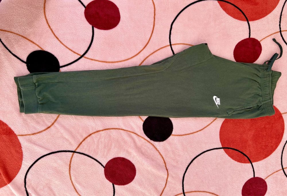 Vând pantaloni Nike