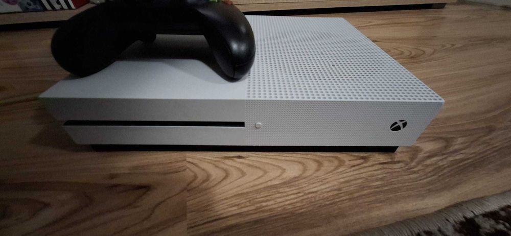 Xbox one S 1TB (disk edition) cu controller si un joc