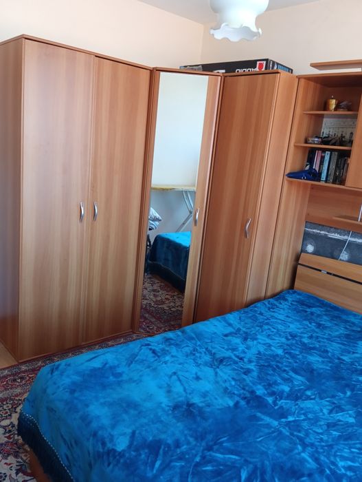 Продава двуетажна сграда жилище и два търговски обекта