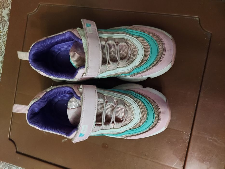 Продам детские кроссовки