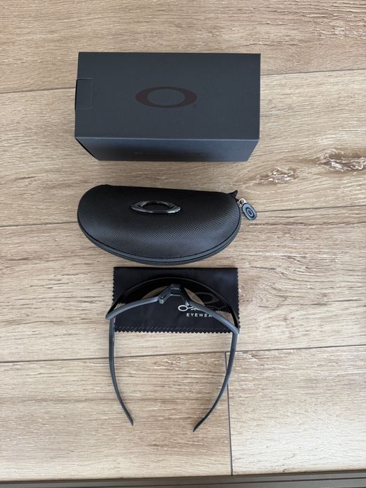 Oakley Sutro Black