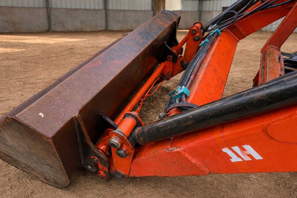 Kubota трактор с челен товарач и багерна Кубота 4x4