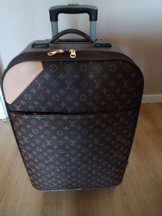 Продавам Пътнически Куфари.