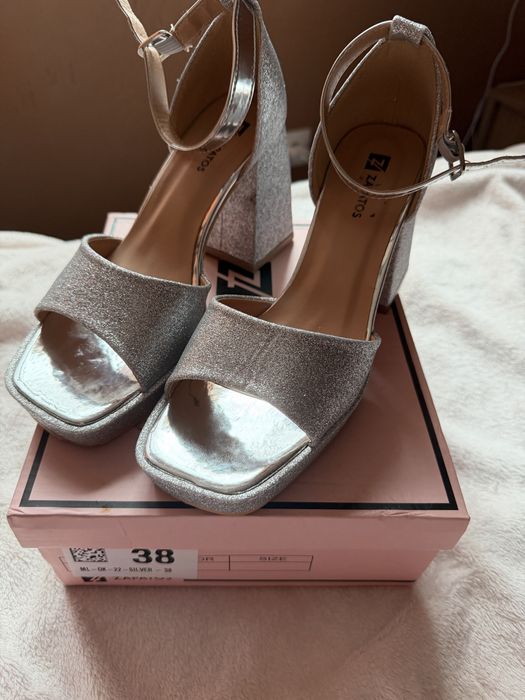 Сандали на ток Zapatos