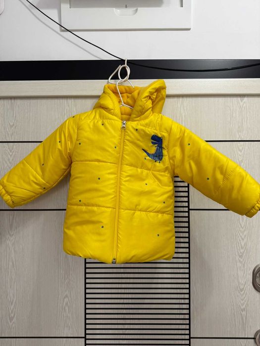 Жълто зимно яке с динозавър с качулка