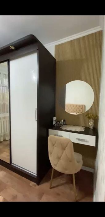 Поклейка обоев очень аккуратно