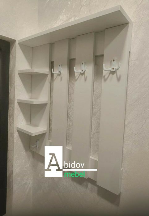 Современная настенная вешалка с полками.