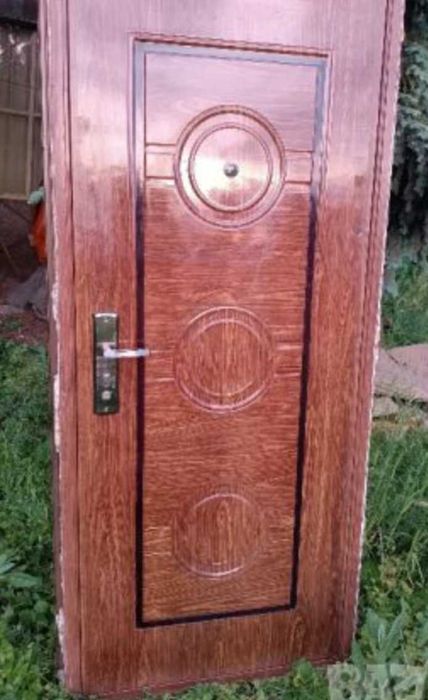 Продавам входни метални и вътрешни интериорни врати и комарници