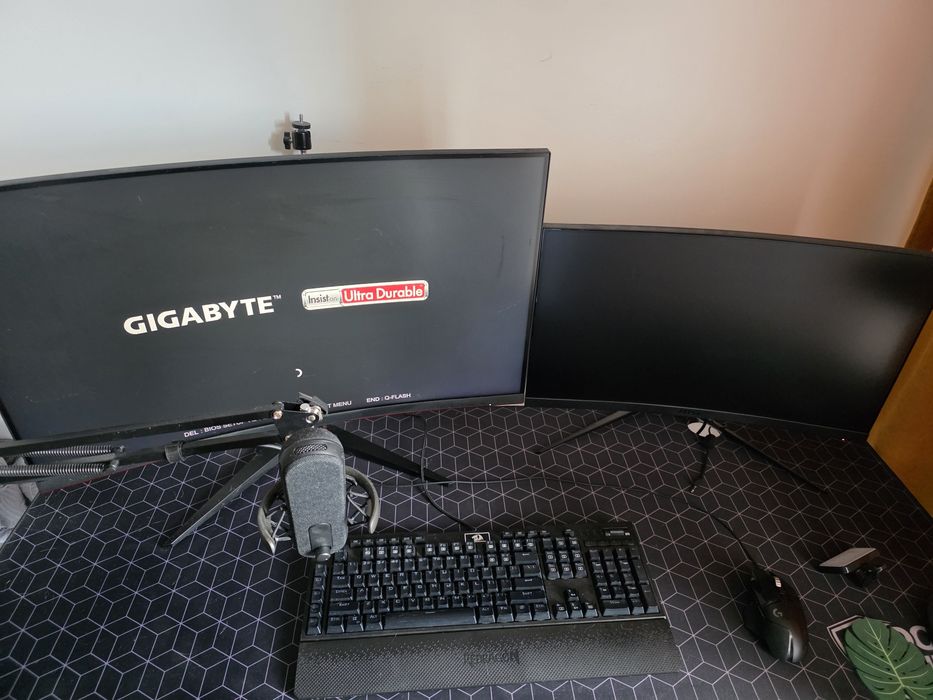 Setup Gaming & Streaming Complet | RTX 5070 Ti, i7-13700KF, 2 Monitoare (240Hz/180Hz), Microfon SteelSeries