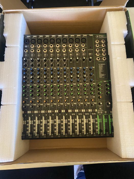 Se vinde mixer MACKIE
