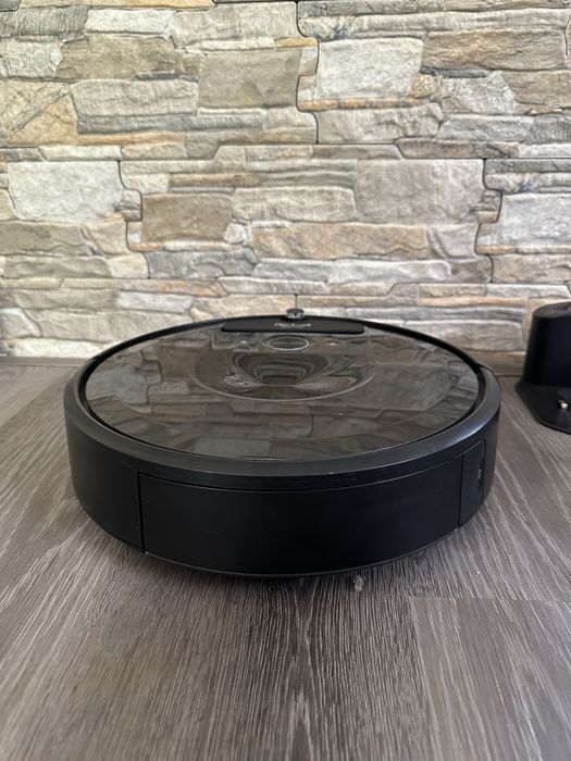 Робот прахосмукачка  Irobot roomba i7 подарък 2 четки ,като Нов