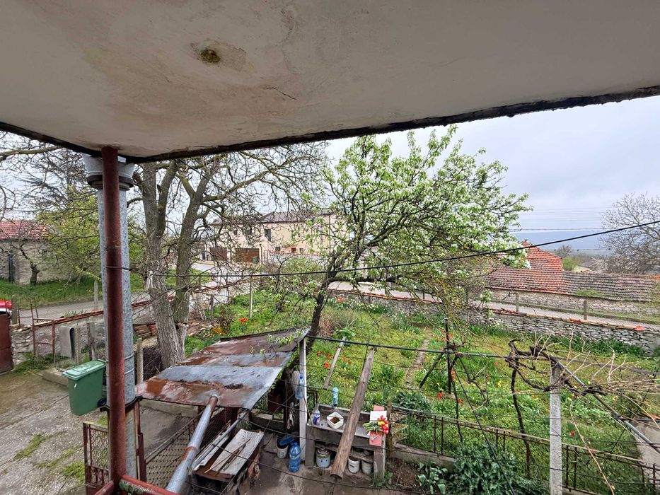 Къща с двор в с.Здравец