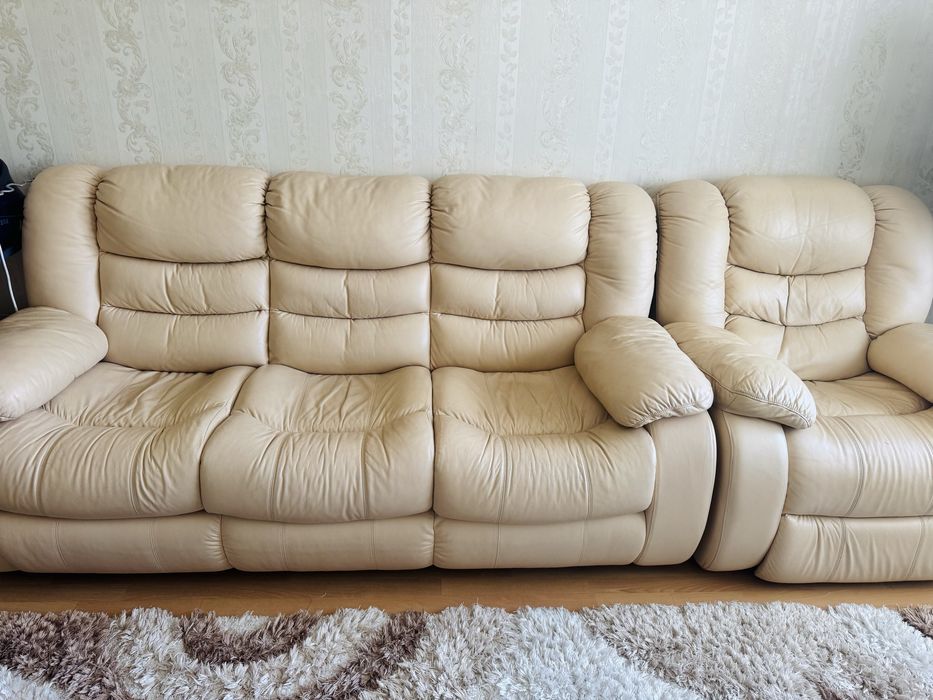 Кожаный диван и кресло