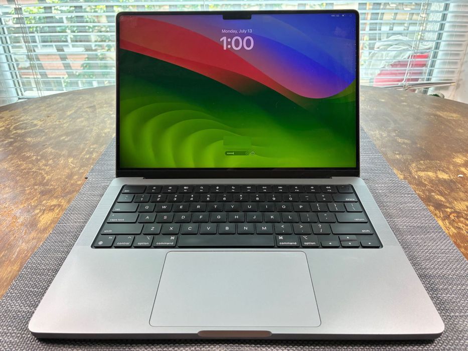 Apple MacBook Pro 14" M3 (2023) 8GB RAM / 512GB SSD - Отлично състояние + зарядно