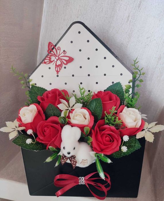 Аранжировки с рози от пластичен сапун