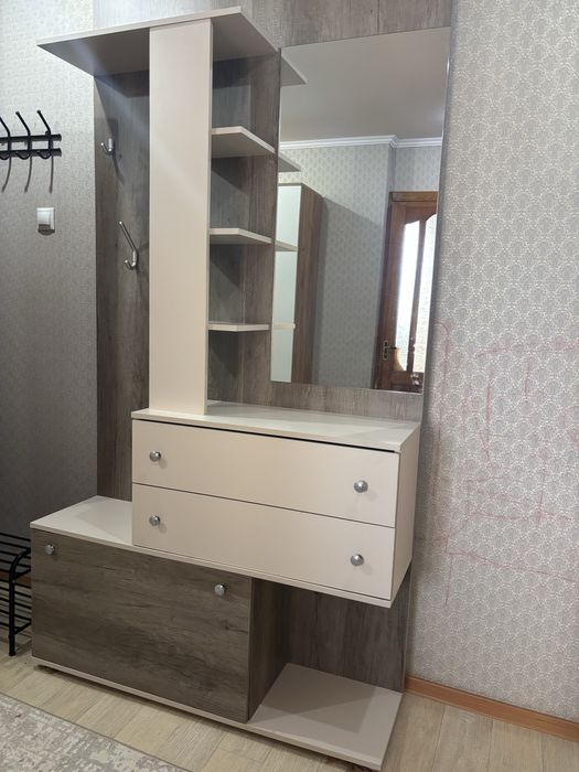 Продаю прихожую с зеркалом и ящиками