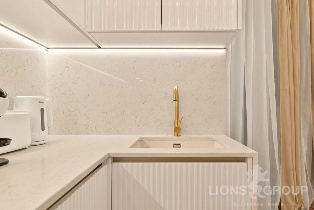 Дава се под наем Тристаен апартамент в Варна, Център - 100 кв.м за 1650 € - Снимка #4