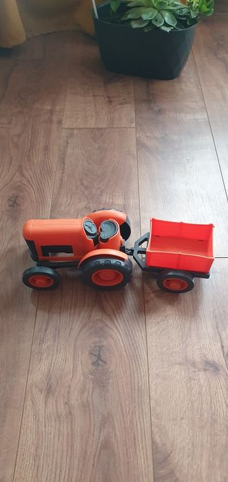 Нова кола машина трактор