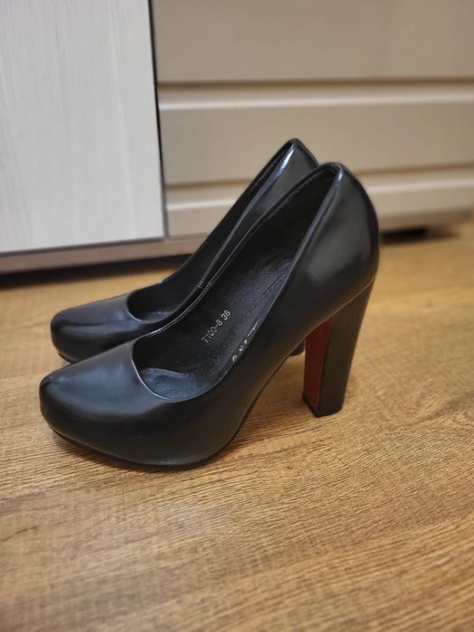 Продам лабутены чёрного цвета