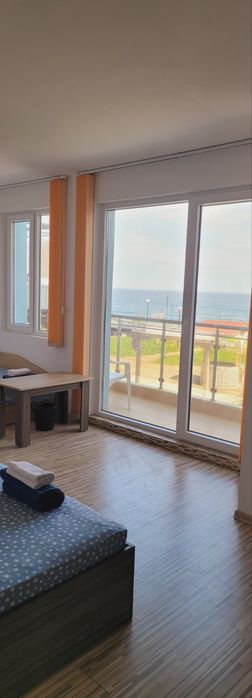 Апартамент две стаи първа линия  цената е  за 5 месеца