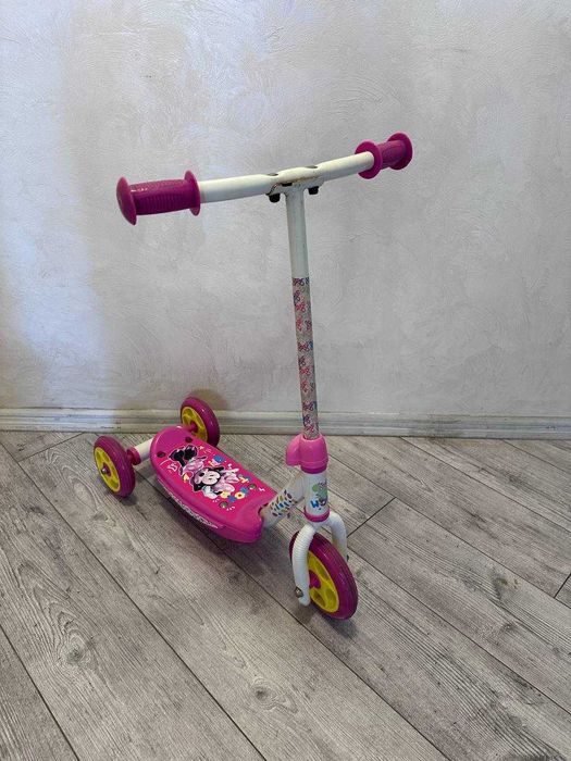 Trotinetă roz pentru fetiță