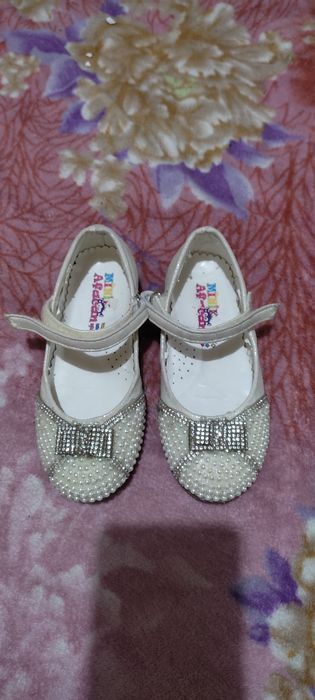 Туфельки для девочек в хорошем состоянии. Размер 27
