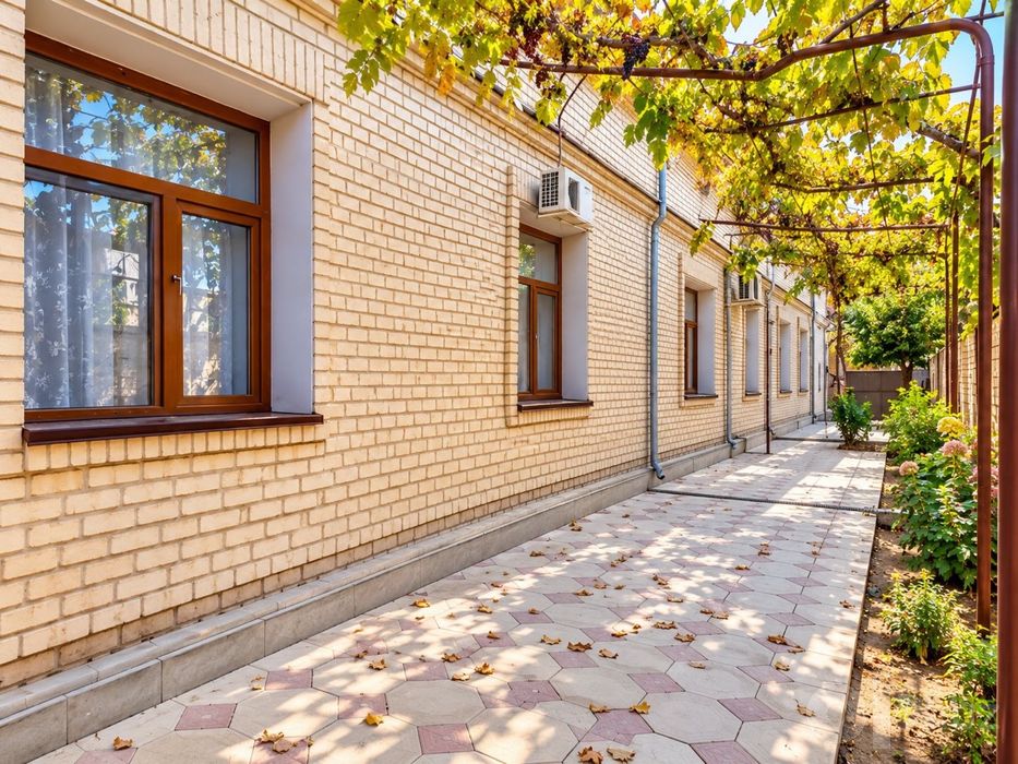Geofizikada 15 sotix burchak hovli, 2 ta kochaga chiqish yoli bor