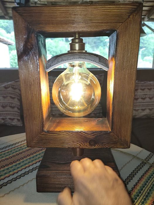 Дизайнерска настолна лампа.