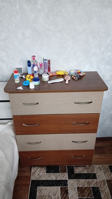 Продам шкаф, комод и 2 тумбочки.