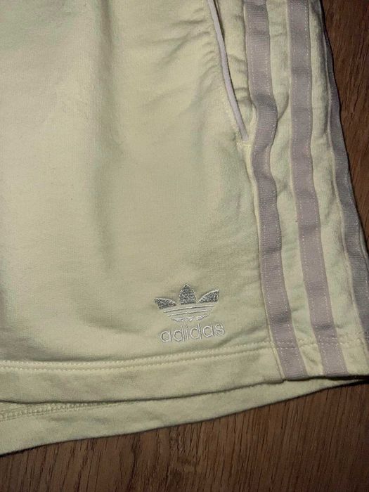 Дамски къси панталонки Adidas
