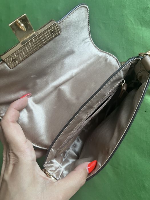 Бежова чанта с перли и камъни