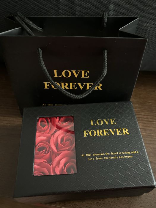 Cutie tandafiri si bratara de argint