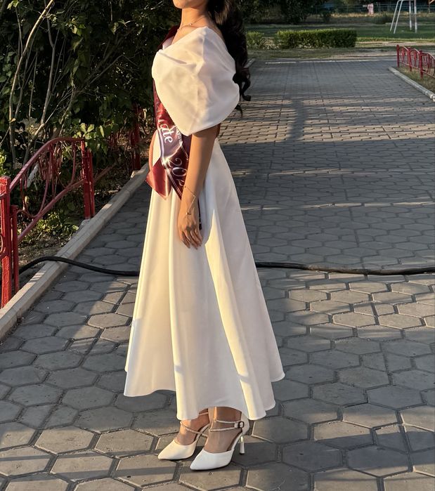 Белое вечернее платье