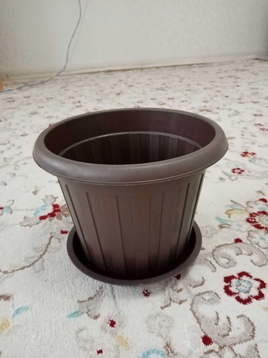 Продаю средний комнатный горшок.