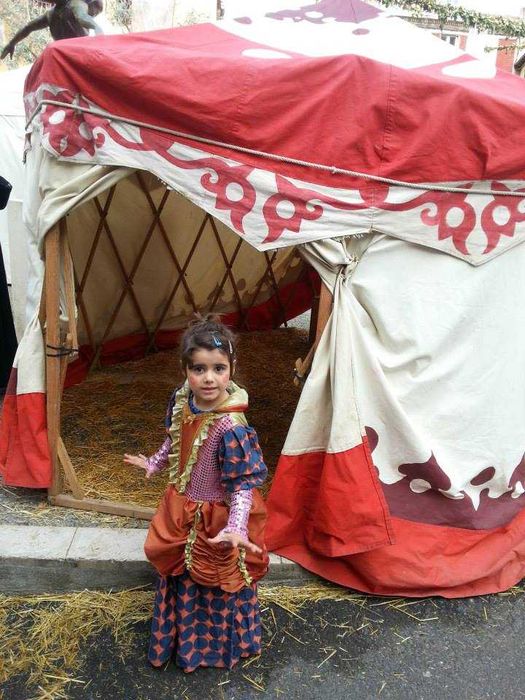 Карнавална рокля уникат ръчна изработка, ксилофон и дървени играчки