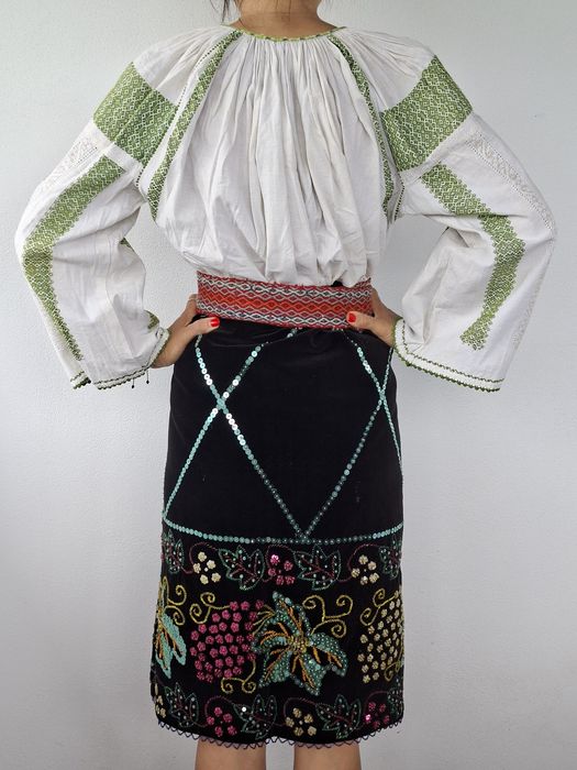 Vind costum popular