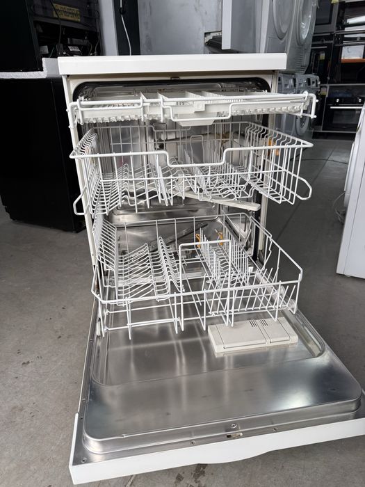 Свободно стояща съдомиялна MIELE 60/см с три кошници.