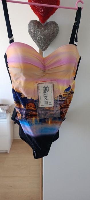 Costum de baie nou cu eticheta