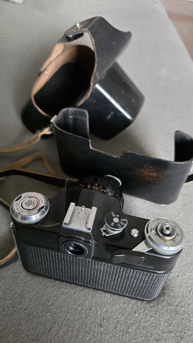 Aparat foto Zenit E cu obiectiv Pentacon 50 cu 1.8