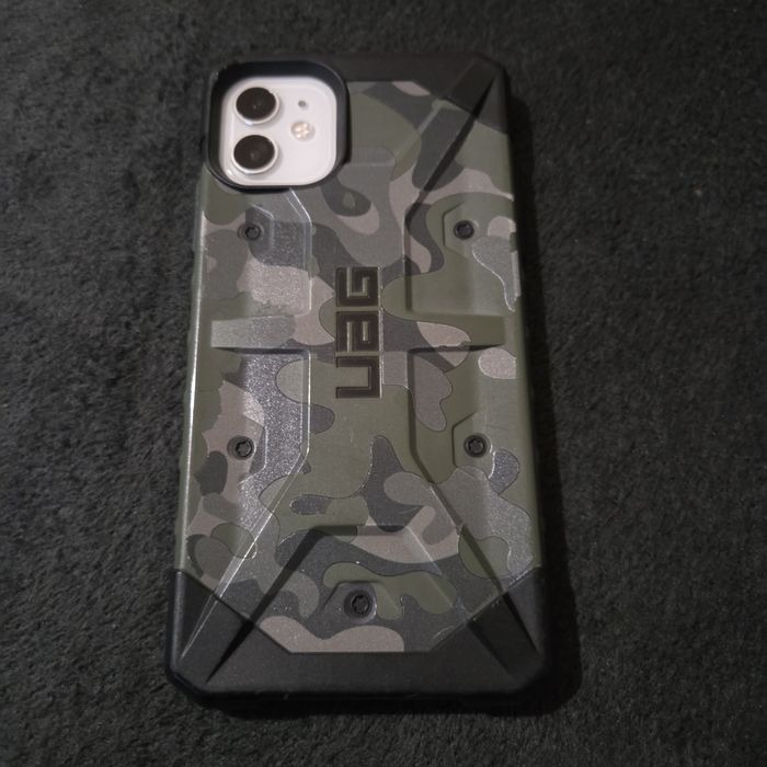 Iphone 11 64gb бял + UAG кейс