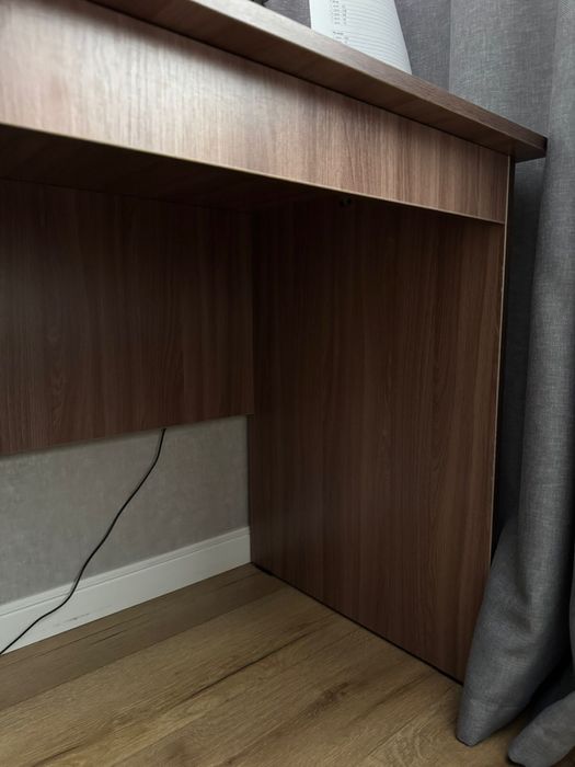 Продаю рабочий стол за 9.000 символично