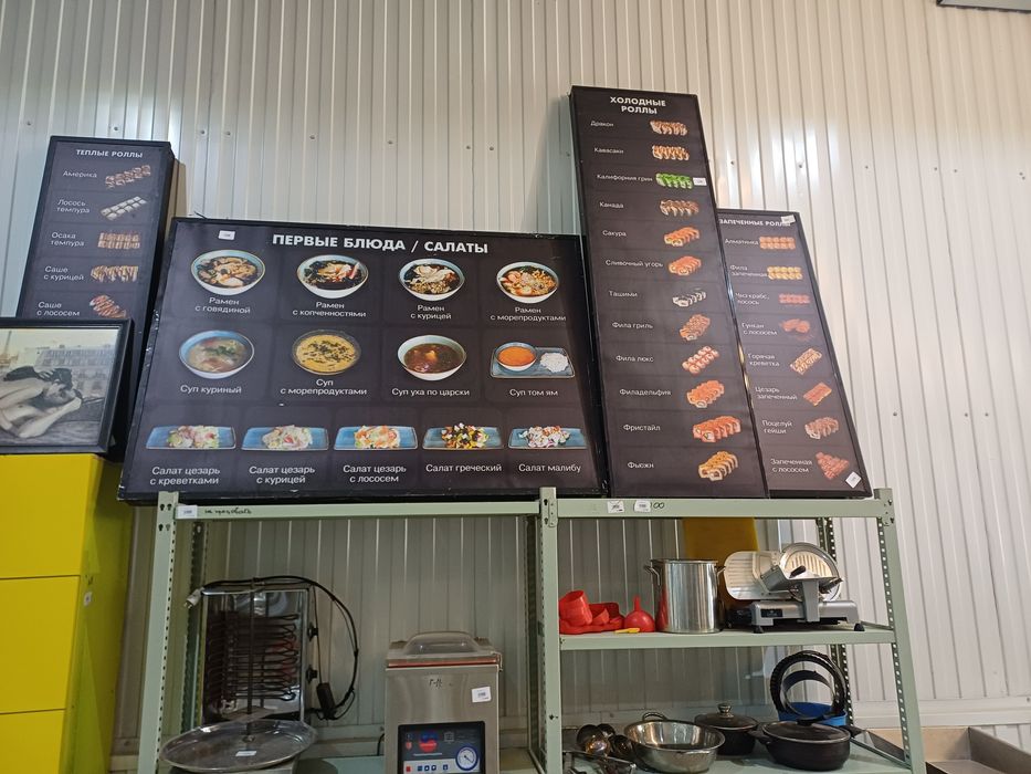 Диваны, отличные стулья, столы